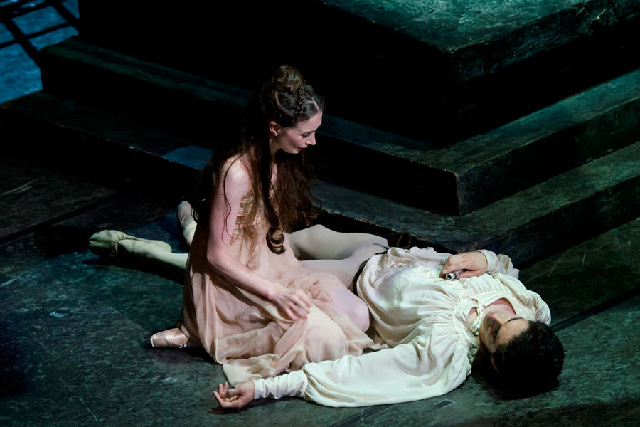 Lauren Cuthbertson and Federico Bonelli star in The Royal Ballet's Romeo And Juliet at the Royal Opera House (Photo: Bill Cooper)