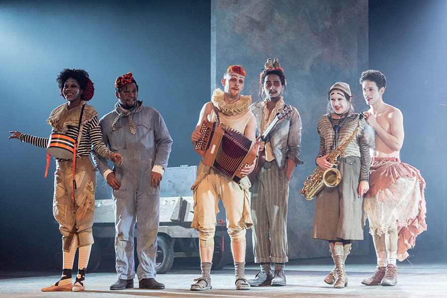 The Players in Rosencrantz & Guildenstern Are Dead at The Old Vic (Photo: Manuel Harlan)